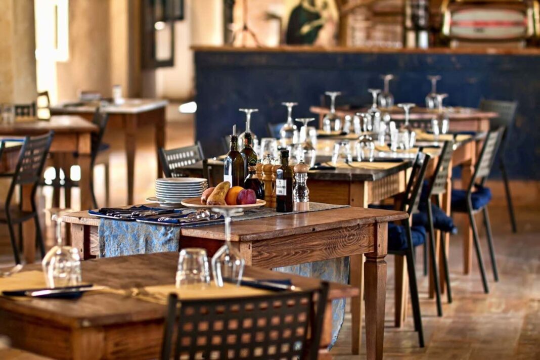 Meniuri noi și prețuri mai mari. Principalele schimbări pe care le pregătesc restaurantele după pandemie