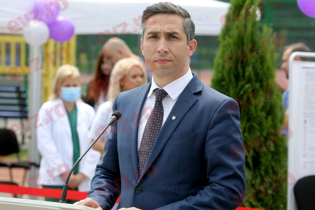 

Valeriu Gheorghiță a explicat când începe vaccinarea cu a treia doză anti-COVID-19. Ce condiții trebuie respectate 
