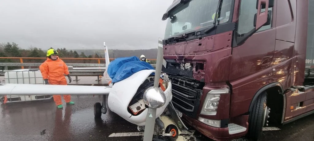 Accident unic în lume! Un șofer român a intrat cu TIR-ul într-un avion! Situație fără precedent