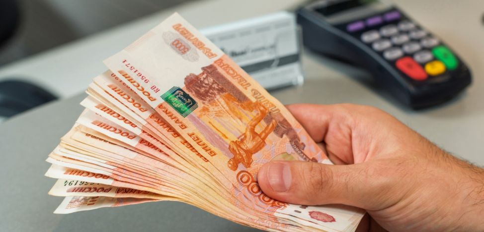 Rubla şi-a revenit puţin după restricţiile impuse vineri de Banca Rusiei. De la începutul anului a scăzut cu 40%