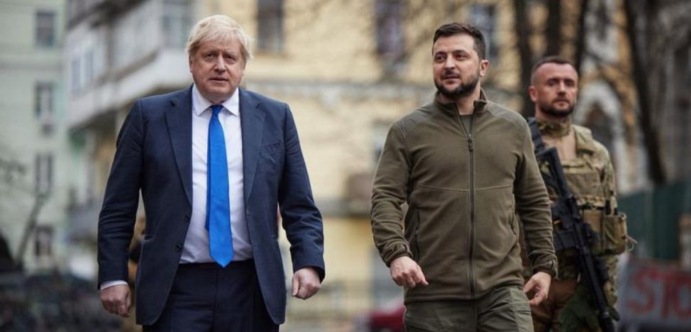Boris Johnson a mers cu Volodimir Zelenski pe străzile Kievului şi a stat de vorbă cu oamenii VIDEO