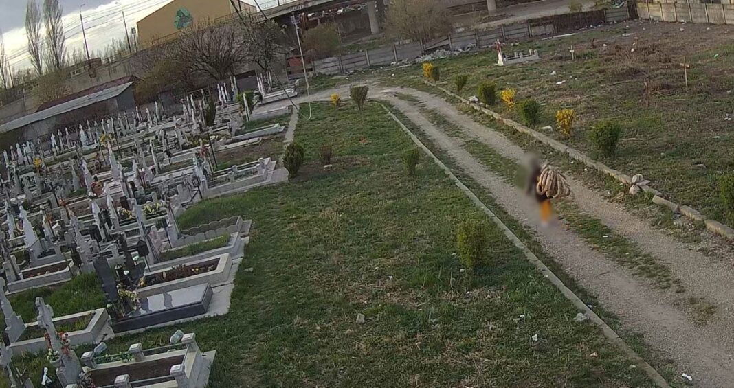 Cimitirele din Ploieşti, supravegheate cu camere video - O persoană înregistrată în timp ce fura coroane de flori de pe morminte a fost prinsă cu ajutorul imaginilor  