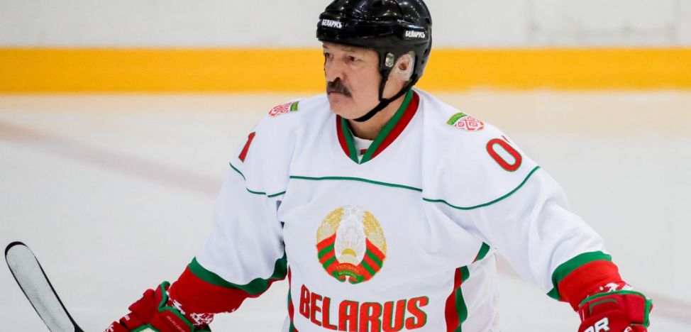 Lukaşenko, imagini care fac deliciul internetului: Preşedintele Belarusului, rănit la hochei VIDEO