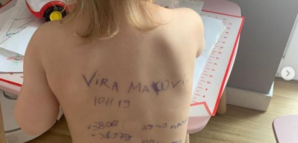 Mama din Ucraina, care a apelat la o măsură disperată şi a scris pe spatele fiicei datele de contact pentru a fi ajutată dacă ea va fi omorâtă, a ajuns în Franţa