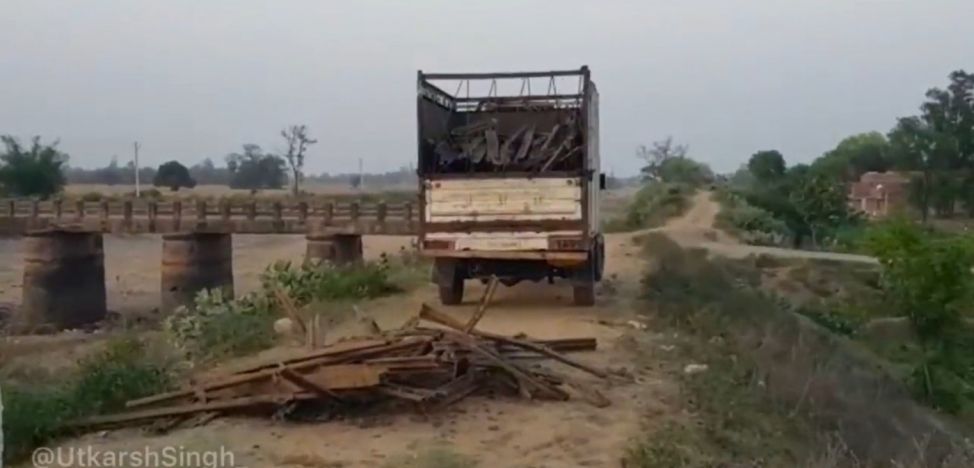 O bandă de hoţi a furat un pod de 500 de tone din India şi l-a vândut la fier vechi: „Au muncit două zile să-l demonteze”