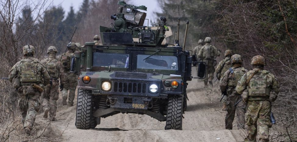 Stoltenberg: NATO plănuieşte o prezenţă militară permanentă la frontiera alianţei