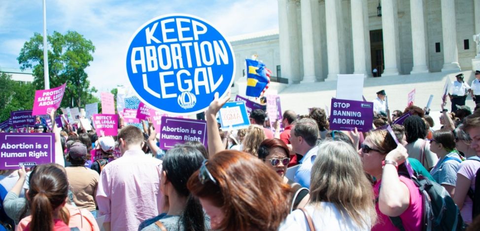Dreptul constituţional la avort, eliminat de Curtea Supremă a SUA