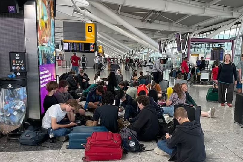 ”Haos total la Heathrow”, cel puțin 5.000 de călători s-au trezit în această dimineață cu zborurile afectate sau chiar anulate