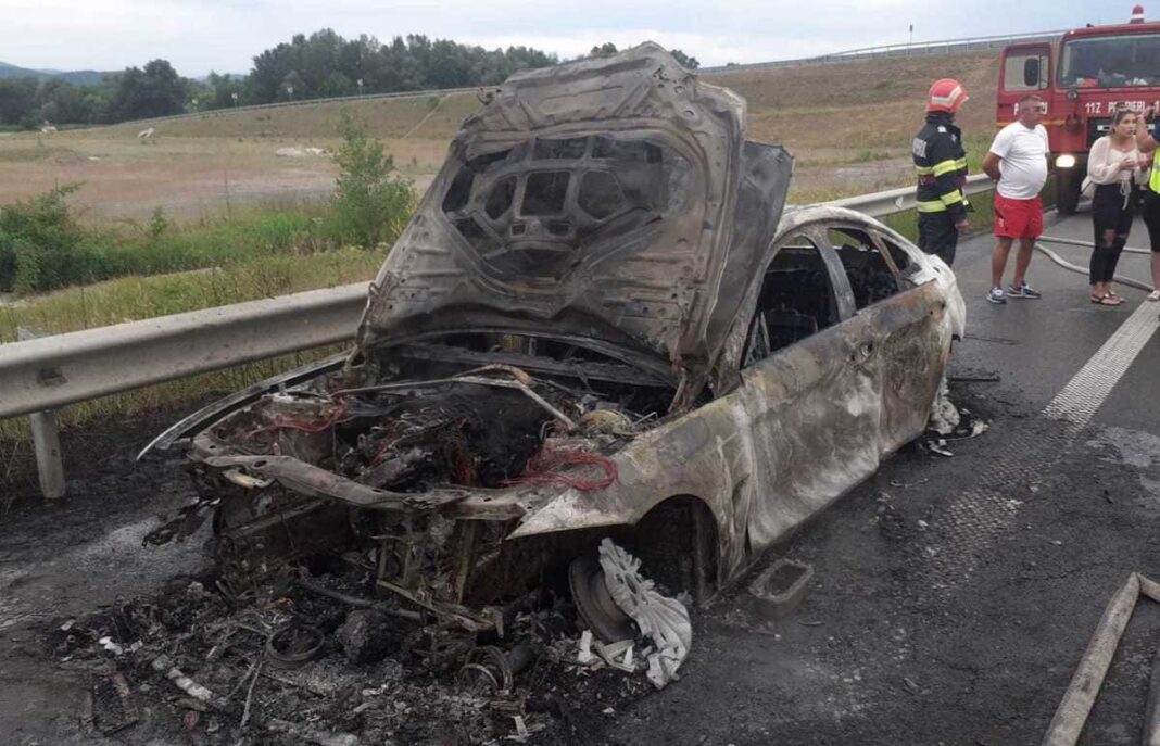 Hunedoara: Maşină cuprinsă de flăcări pe autostrada A1 / Trei persoane s-au autoevacuat - FOTO