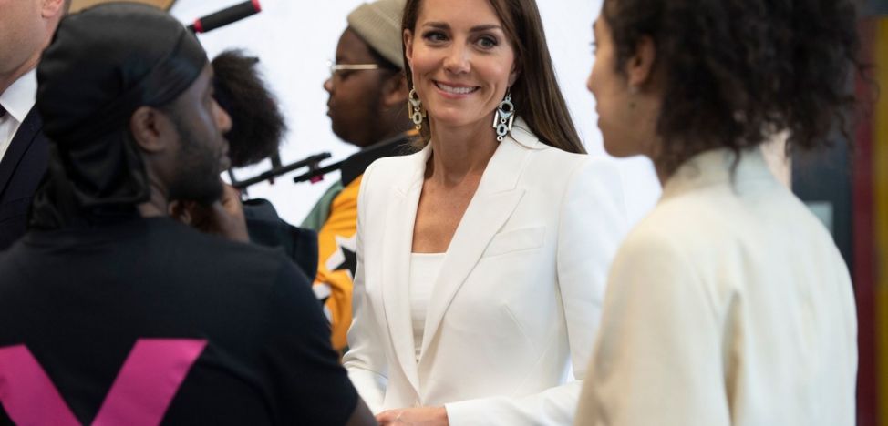 Kate Middleton, senzaţie în alb! Ducesa de Cambridge a
lăsat rochiile pentru un superb costum cu croi masculin
