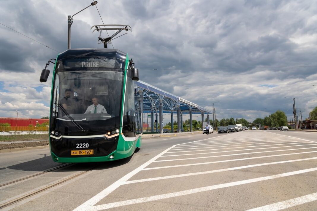 Şapte tramvaie noi aduse din Turcia au fost puse în circulaţie la Iaşi. A fost inaugurat şi un centru intermodal de transport - FOTO