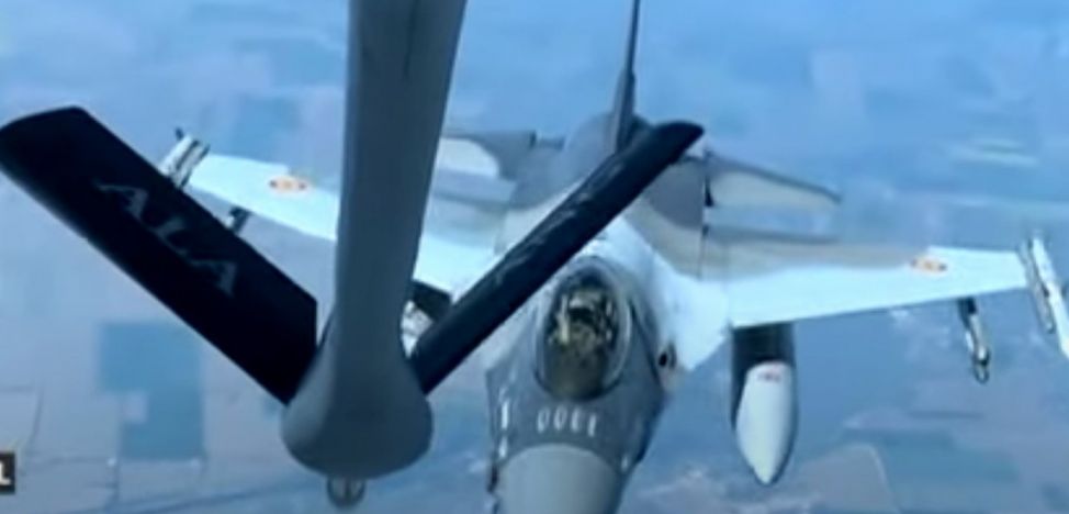 VIDEO Avioane F-16 alimentate în aer de avioane cisternă americane, într-o misiune spectaculosă pe cerul României