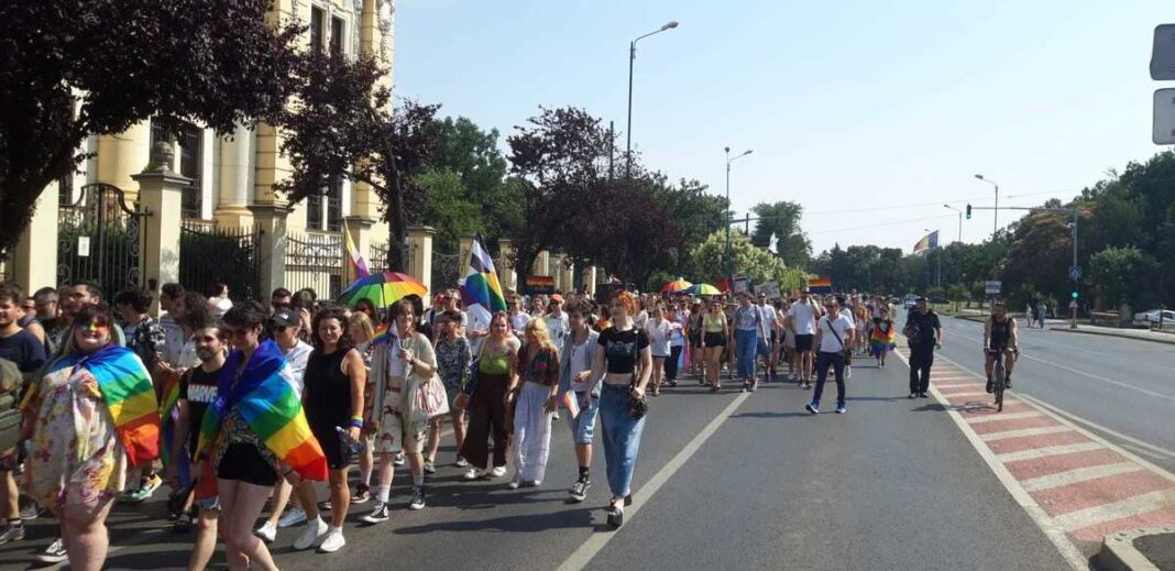Marş Pride dedicat comunităţii LGBTQ+ la Timişoara/ Participanţii au scandat 