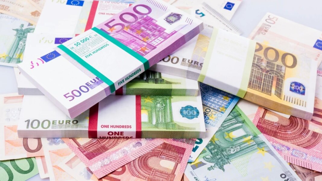 Bursele europene au închis marţi în scădere. Euro a coborât la cel mai redus nivel din ultimele două decenii față de dolar