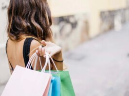 Magazinele de îmbrăcăminte din SUA scad preţurile. Cu cât au scăzut vânzările