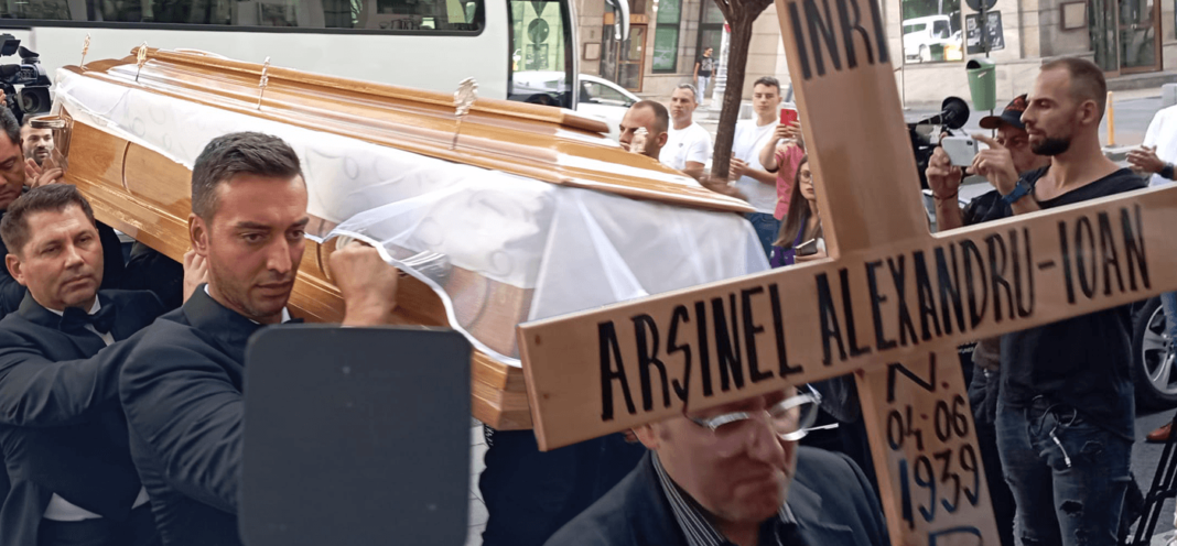 Sicriul cu trupul lui Alexandru Arşinel, depus în foaierul Teatrului „Constantin Tănase”