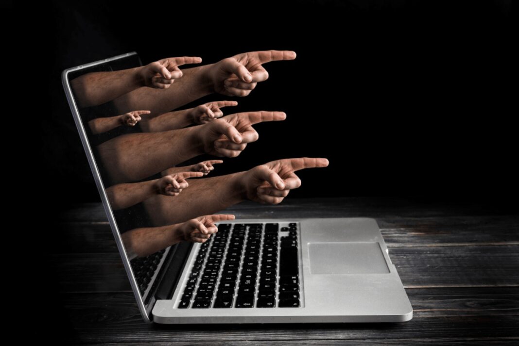 Mai mult de o treime dintre adolescenți au fost hărțuiți online