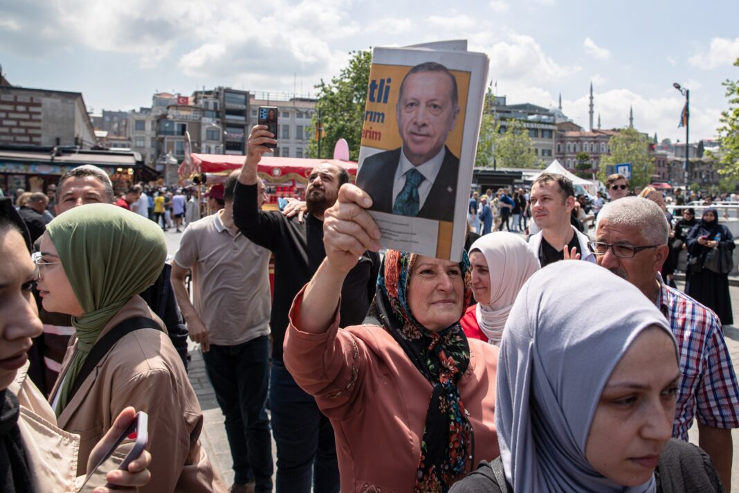 Alegeri Turcia 2023. Frica de occidentalizare, mai mare decât cea de sărăcire. Turcii, convinși să voteze un președinte care le face viața grea