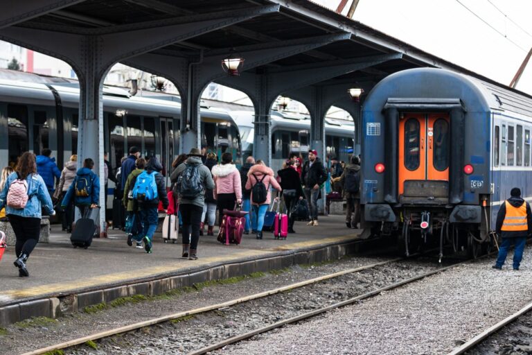 Tarif redus pentru studenți la călătoria cu trenul/metroul până la 30 de ani, potrivit unui proiect al Ministerului Educației