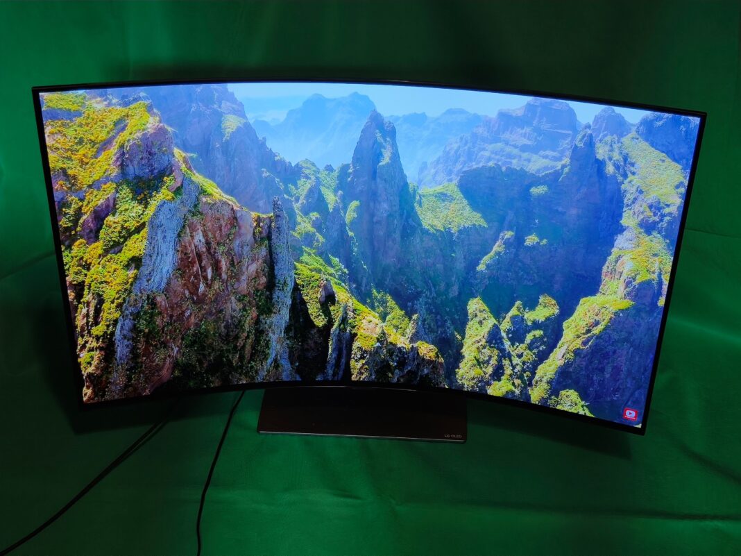 LG OLED Flex, televizor smart și monitor de gaming cu ecran flexibil [HANDS ON]