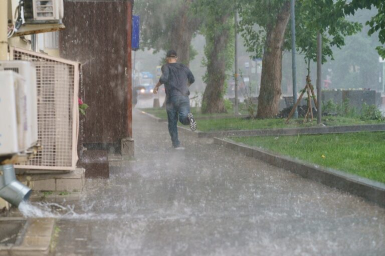 Alertă meteo de vreme severă: a fost emis cod galben. Harta zonelor unde lovesc fenomene violente