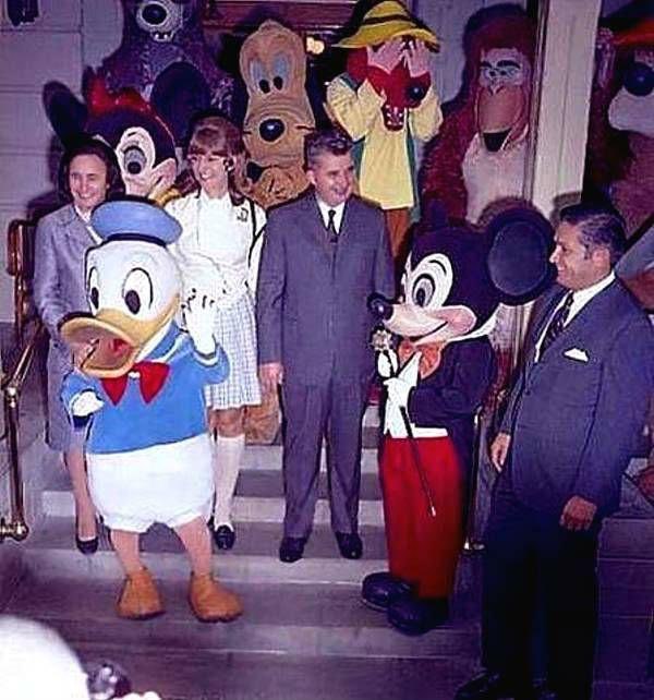 Cum a ajuns Ceaușescu să fie primul lider comunist la Disneyland. După Mickey Mouse, s-a întâlnit cu Nixon VIDEO