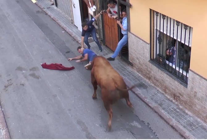 Neatenția l-a costat scump pe un român: a fost grav rănit la o cursă de tauri din Spania