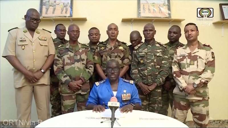 Armata din Niger s-a alăturat puciștilor ca să evite „o baie de sânge”. Președintele țării a fost sechestrat de militari
