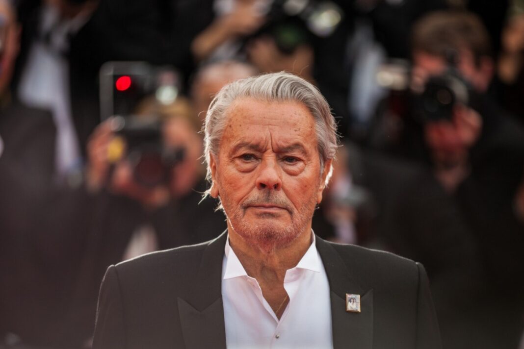 Copiii lui Alain Delon o acuză de „hărţuire morală” pe asistenta socială a actorului. „Îi controlează convorbirile și mesajele”