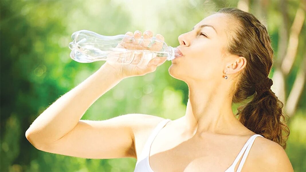 Atenție la intoxicația cu apă! Un medic explică de ce trebuie să bem maximum un litru de apă pe oră