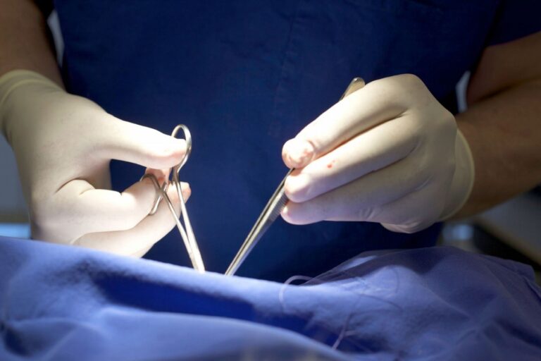 Femeile chirurg au rezultate mai bune decât bărbații. Diferențe în tehnica medicală și asumarea riscurilor