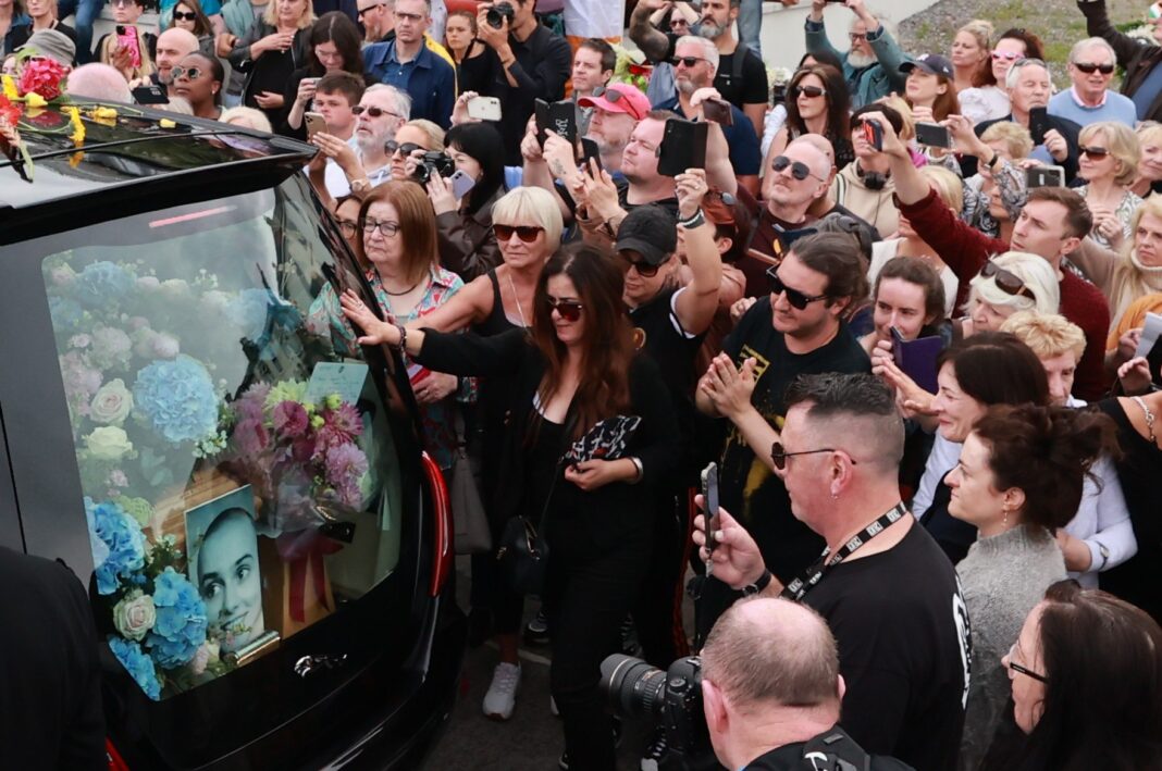 Mii de fani îndurerați la înmormântarea lui Sinead OʼConnor. Bono și Bob Geldof au condus-o pe ultimul drum VIDEO FOTO