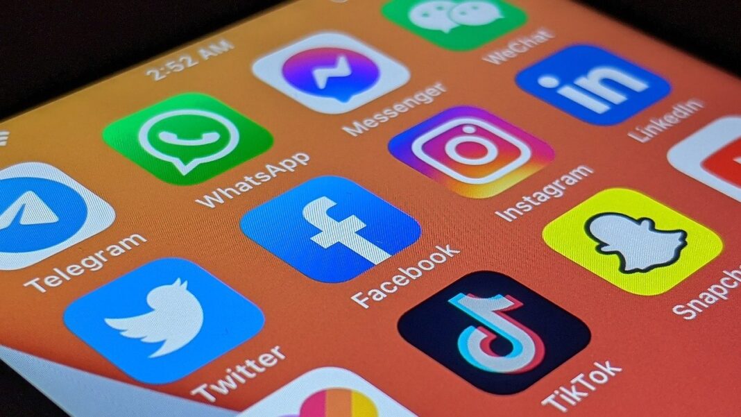 Revoluția online: întreaga eră social media se schimbă. Direcția neașteptată în care se îndreaptă tinerii utilizatori