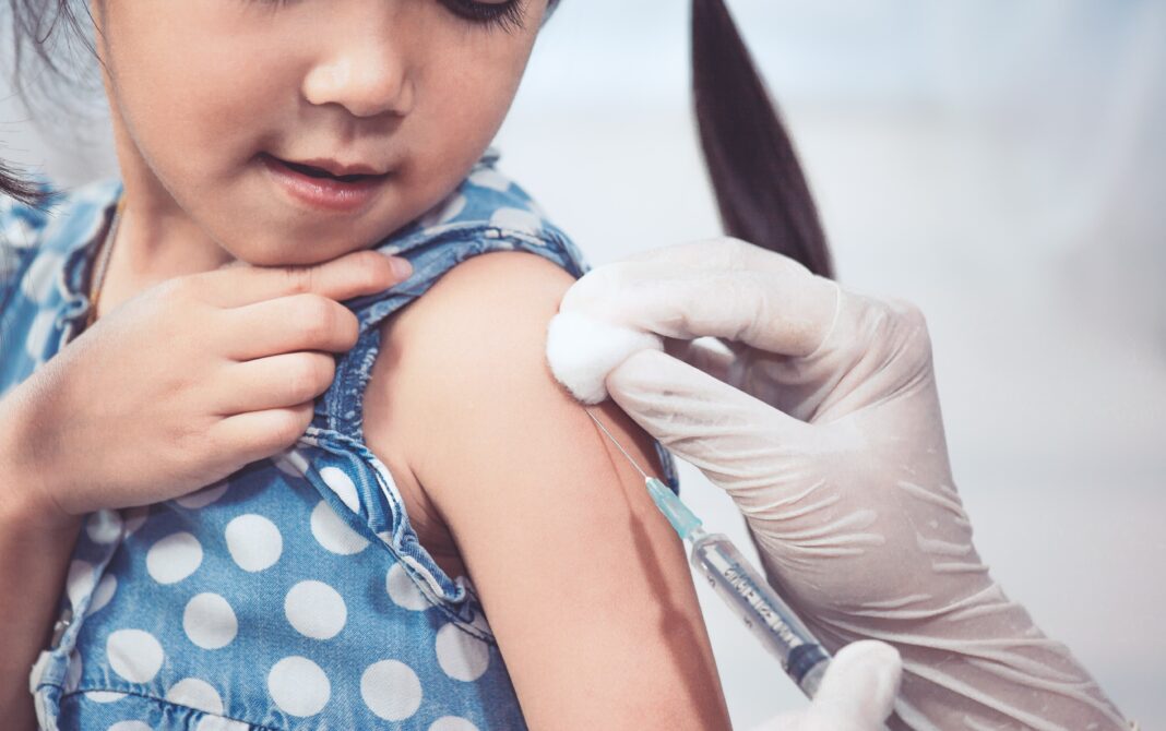 Vaccinarea pierde teren. Autoritățile caută soluții pentru a face față influenței tot mai mari a antivacciniștilor