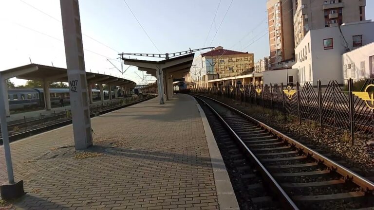 EA 464 a depoului Cluj surprinsă în manevre după ce a asigurat trenul IR 1832