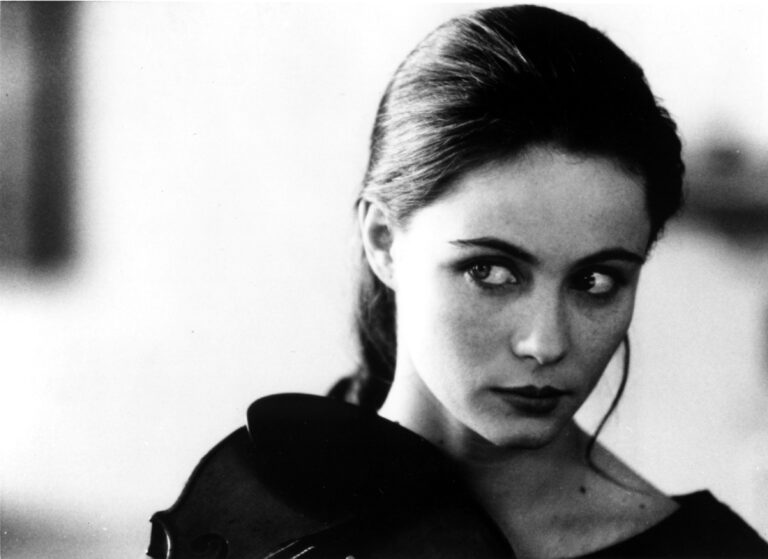 Actrița Emmanuelle Béart, victimă a incestului: „Pentru că tata și mama nu au observat, ai putut face asta timp de 4 ani”