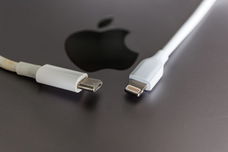 Apple se pliază pe normele UE. iPhone va avea o mufă nouă de încărcare