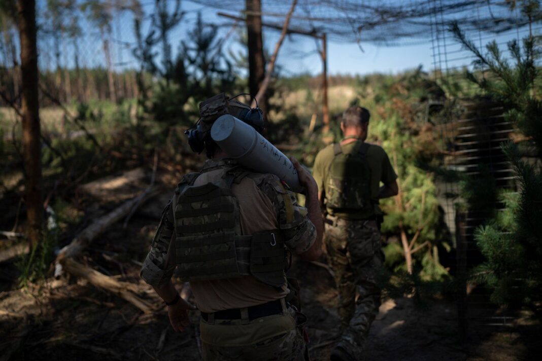 Armata ucraineană pune presiune pe toate liniile frontului: Ocupanții ruși spun că sunt vizați de bombardamente haotice