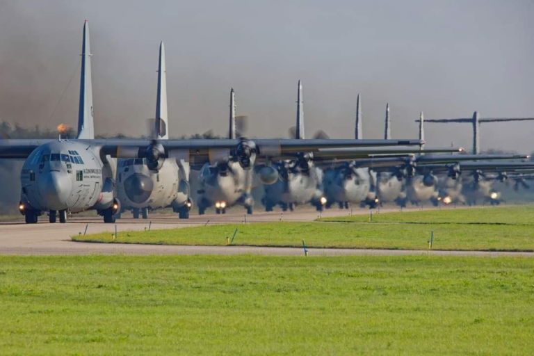 Avioane și parașutiști din România au participat la un masiv exercițiu de desant aerian al NATO în Olanda FOTO