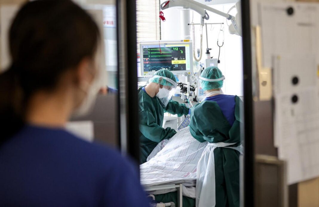 COVID-19: Purtarea măștii sanitare, în mod obligatoriu, nu este necesară, spune un expert german