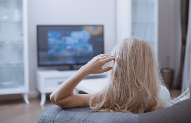Câte ore pe zi în fața televizorului cresc riscul îmbolnăvirii de demență?