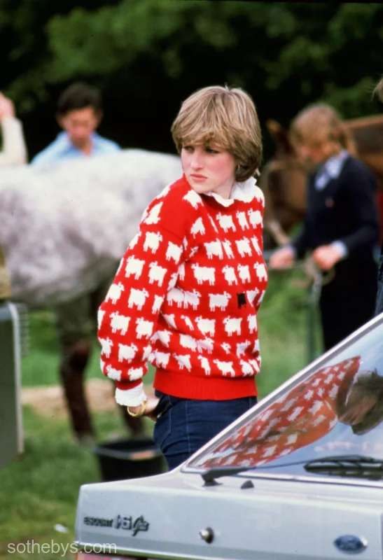 Celebrul pulover cu oițe purtat de prințesa Diana, vândut la licitație cu peste un milion de dolari