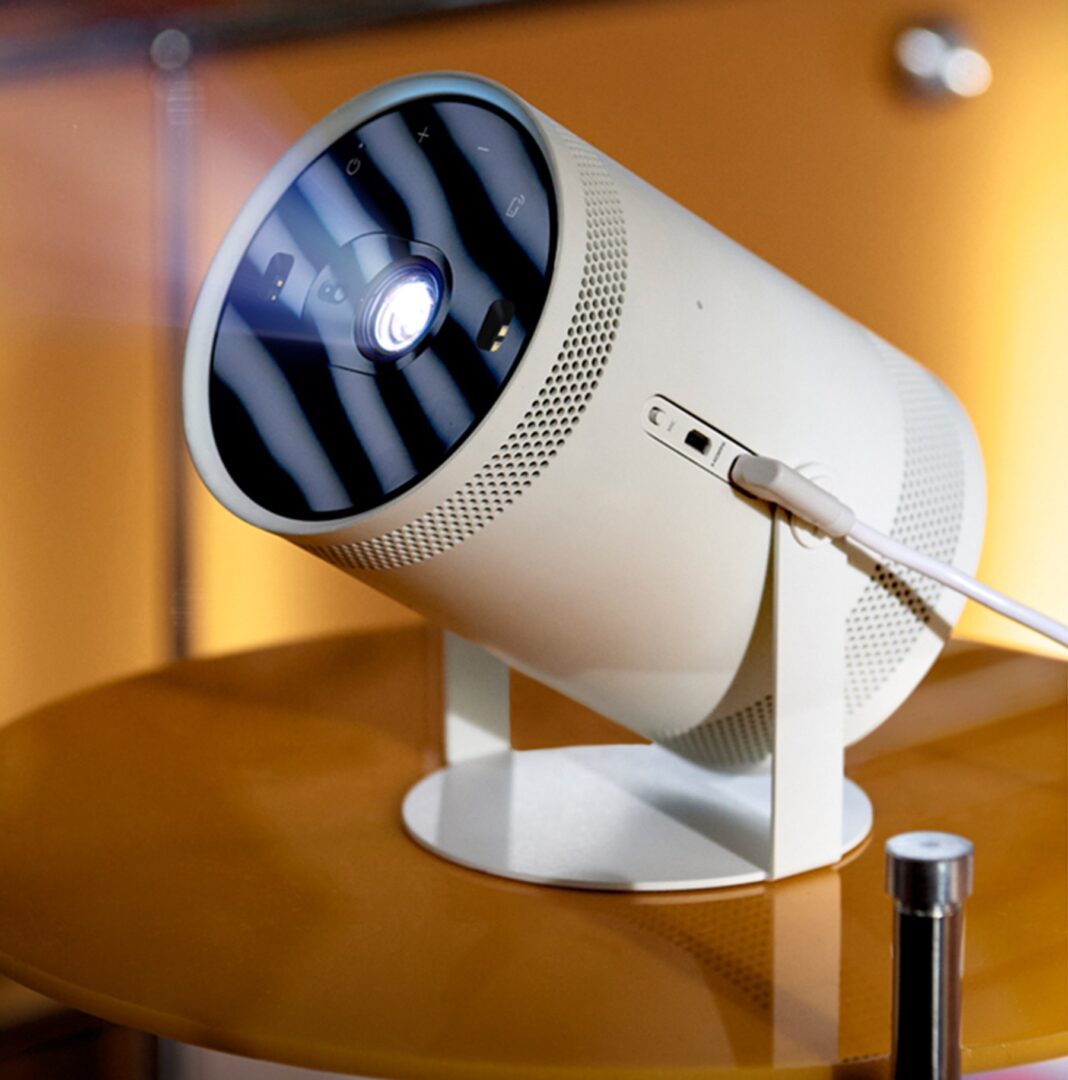 Freestyle Gen 2, noul videoproiector portabil smart de la Samsung, este disponibil în România