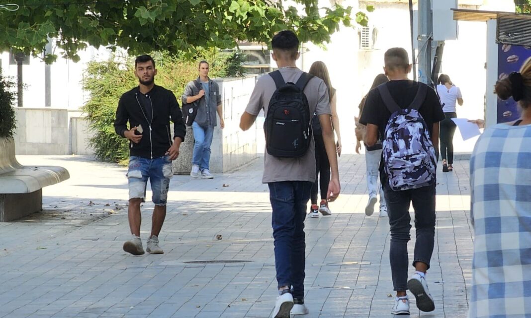 Ghiozdanul prea greu poate duce la deformări grave ale coloanei. Recomandările unui medic specialist
