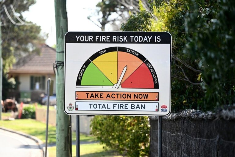 Incendii de vegetație în Australia alimentate de vâturi puternice și de un val de căldură