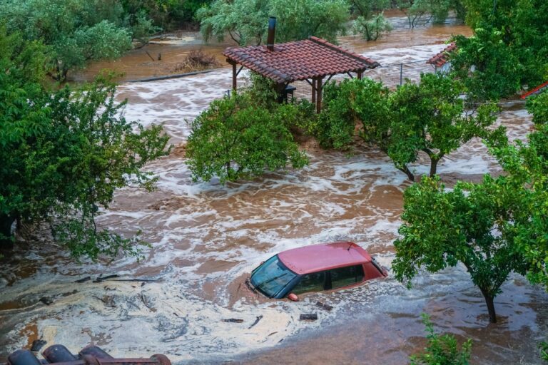 Mai mulți români au rămas blocați pe un feribot din Grecia din cauza vremii, alții în hoteluri în urma inundațiilor
