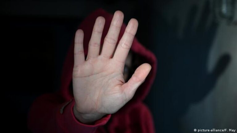 Salvați Copii lansează campania „Povestea unui abuz”. „Am 14 ani si îmi este greu să vorbesc. Mă amenință că pune acea imagine pe grupul școlii”