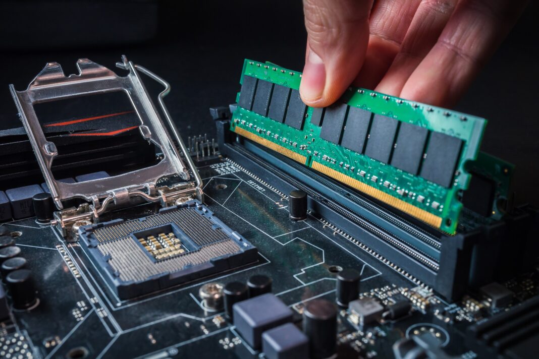 Sondaj Kingston: românii aleg actualizarea în locul înlocuirii pentru PC-uri și console