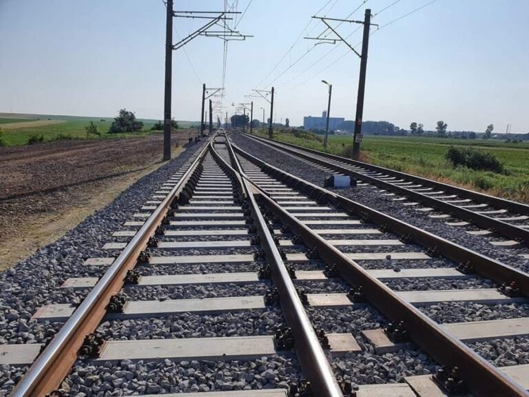 Trafic restricționat pe DN17 din cauza unor lucrări CFR pe linia Coşna-Floreni. Cum sunt afectate trenurile