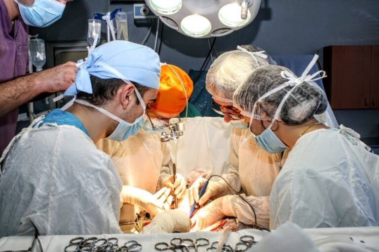 Transplant de rinichi la Iași. Doi pacienți de la dializă au primit șansa la o viață normală